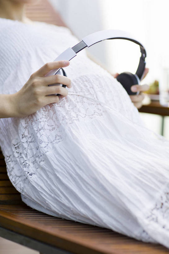 东方人,成年人,孕妇,腹部,一个人,家,竖图,室外,白天,侧面,满意,幸福,骄傲,阳台,椅子,北京,中国,亚洲,仅一个年轻女性,仅一个女性,仅一个人,握,房屋,躺椅,音乐,听,休闲装,白色,耳机,夏天,休息,休闲,健康,舒服,怀孕,放松,握着,摄影,生活方式,希望,部分,胎儿,住房,享乐,待产,孕妇装,关爱,房地产,胎教,东亚,放音设备,妊娠,准妈妈,开端,年轻女性,女人,女性,白种人,亚洲人,中国人,年轻人,产妇,休闲活动,躺着,仰卧,坐着,彩图,欢乐,和蔼,bj175