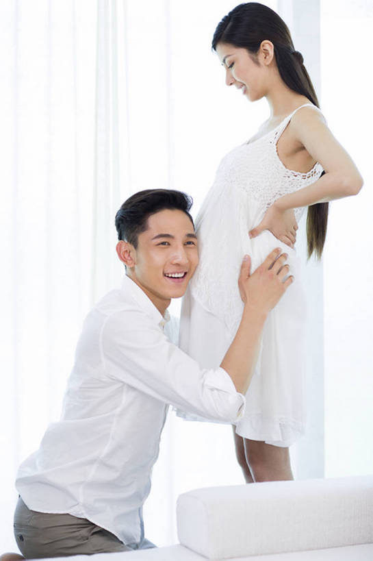 东方人,成年人,孕妇,两个人,家庭,夫妻,丈夫,妻子,父母,母亲,父亲,家,客厅,笑,微笑,露齿笑,竖图,室内,白天,侧面,快乐,兴奋,幸福,骄傲,窗户,窗帘,北京,中国,亚洲,房屋,听,休闲装,手叉腰,刺激,夏天,站着,保养,休闲,健康,温暖,温馨,一家人,怀孕,亲密,保健,摄影,生活方式,希望,保护,和睦,胎儿,起居室,待产,孕妇装,关爱,心跳,东亚,陪同,妊娠,准妈妈,陪伴,男人,男性,年轻男性,年轻女性,女人,女性,白种人,亚洲人,中国人,年轻人,情侣,产妇,休闲活动,跪着,彩图,爱,欢乐,深情,融洽,伴随,bj175