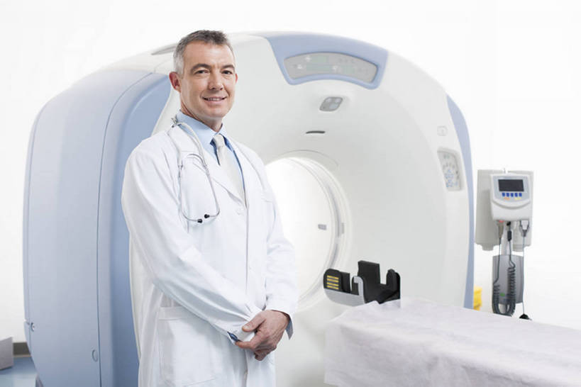 西方人,成年人,中年人,老年人,一个人,医生,医院,笑,微笑,露齿笑,横图,x光片,室内,白天,正面,工作服,制服,快乐,幸福,信心,机器,技术,北京,欧洲,中国,欧洲人,亚洲,仅一个男性,仅一个人,仅一个中年男性,正装,检查,辐射,科学,医学,注视,设备,现代,听诊器,观察,看,站着,医护人员,医疗人员,职业,机械,服务,摄影,观看,技巧,控制,体检,察看,医疗,医疗设备,卫生,科学技术,x射线,关注,智力,肖像,手艺,医疗器械,x光,核磁共振,拜访,东亚,核磁共振成像,实验服,MRI扫描仪,磁共振成像,核磁共振技术,工作制服,责任,技能,技艺,信任,老年男性,男人,男性,中年男性,白种人,大夫,半身,彩图,工作套服,妙技,电磁波,电磁辐射,本领,放射疗法,体格检查,专家,bj175