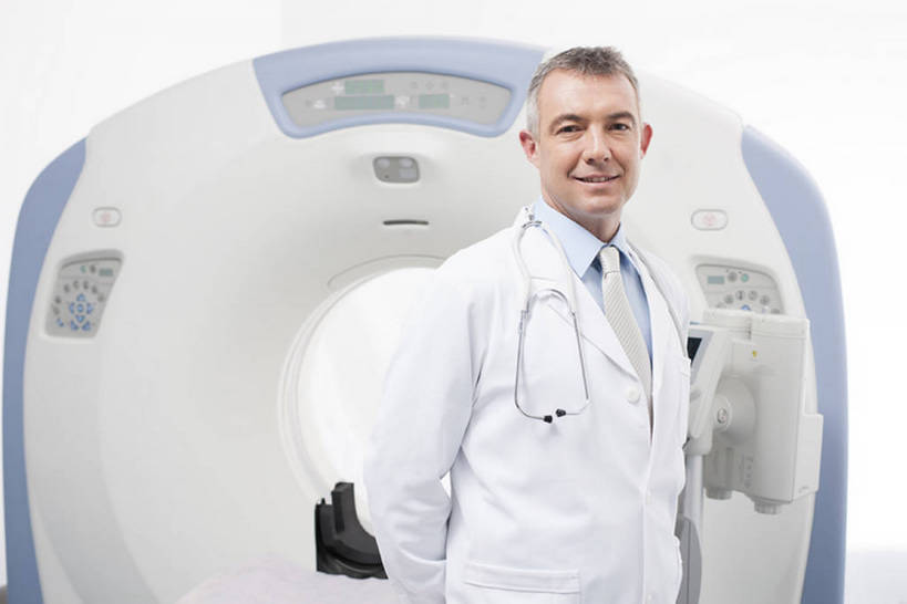 西方人,成年人,中年人,老年人,一个人,医生,医院,笑,微笑,露齿笑,横图,x光片,室内,白天,正面,工作服,制服,机器,技术,北京,欧洲,中国,欧洲人,亚洲,仅一个男性,仅一个人,仅一个中年男性,正装,检查,辐射,科学,医学,注视,设备,现代,听诊器,观察,看,站着,医护人员,医疗人员,职业,机械,服务,摄影,观看,技巧,控制,体检,察看,医疗,医疗设备,卫生,科学技术,x射线,关注,智力,肖像,手艺,医疗器械,x光,核磁共振,拜访,东亚,核磁共振成像,背手,实验服,MRI扫描仪,磁共振成像,核磁共振技术,工作制服,责任,技能,技艺,信任,老年男性,男人,男性,中年男性,白种人,大夫,半身,彩图,工作套服,妙技,电磁波,电磁辐射,本领,放射疗法,体格检查,专家,bj175