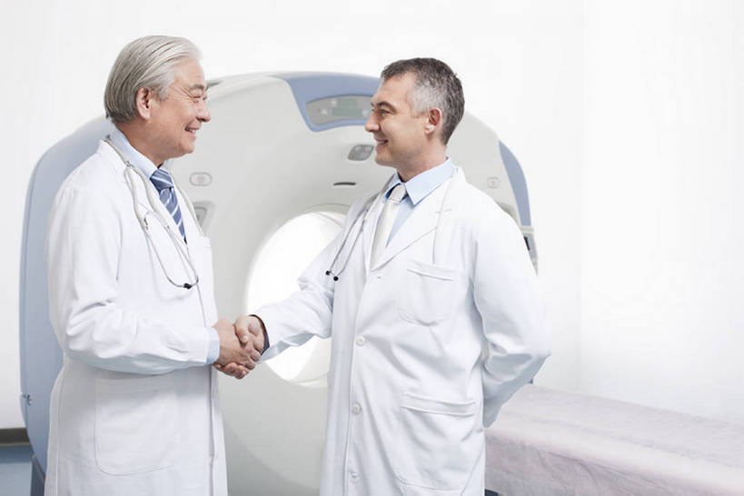 东方人,西方人,成年人,中年人,老年人,四个人,医生,办公室,医院,握手,笑,微笑,露齿笑,横图,x光片,室内,侧面,工作服,制服,快乐,幸福,成功,合作,团队,信心,机器,技术,北京,欧洲,中国,欧洲人,亚洲,正装,检查,工作,辐射,科学,医学,器材,放射,设备,现代,白色,听诊器,医疗用品,站着,医护人员,医疗人员,职业,面对面,机械,力量,亲密,同意,服务,摄影,技巧,支撑,权威,体检,医疗,医疗设备,卫生,科学技术,x射线,享乐,成就,努力,手艺,医疗器械,x光,核磁共振,医疗工具,合伙,挑战,拜访,东亚,核磁共振成像,实验服,陪同,CAT扫描仪,MRI扫描仪,可靠,磁共振成像,核磁共振技术,工作制服,责任,无线电波,贡献,技能,技艺,陪伴,检测工具,团结,信任,老年男性,男人,男性,女人,女性,中年女性,白种人,亚洲人,中国人,大夫,彩图,工作套服,欢乐,计算机X射线轴向分层造影扫描仪,计算机轴向断层扫描,平板扫描仪,妙技,院长,电磁波,电磁辐射,本领,PET扫描仪,放射疗法,好消息,体格检查,伴随,专家,bj175