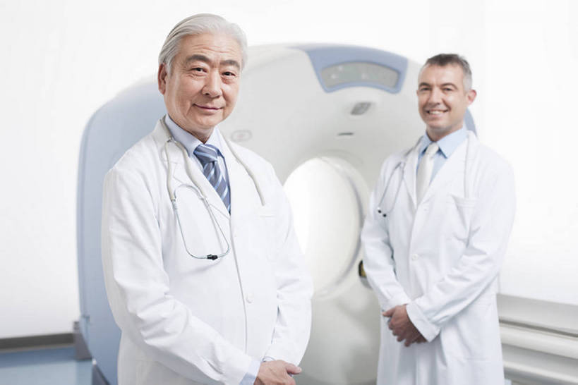 东方人,西方人,成年人,中年人,老年人,四个人,医生,办公室,医院,笑,微笑,露齿笑,横图,x光片,室内,正面,工作服,制服,快乐,幸福,成功,合作,团队,信心,机器,技术,北京,欧洲,中国,欧洲人,亚洲,正装,检查,工作,辐射,科学,医学,器材,放射,注视,设备,现代,白色,听诊器,医疗用品,观察,看,站着,医护人员,医疗人员,职业,机械,亲密,服务,摄影,观看,技巧,支撑,权威,体检,察看,医疗,医疗设备,卫生,科学技术,x射线,享乐,成就,关注,努力,肖像,手艺,医疗器械,x光,核磁共振,医疗工具,合伙,挑战,拜访,东亚,核磁共振成像,实验服,陪同,CAT扫描仪,MRI扫描仪,可靠,磁共振成像,核磁共振技术,工作制服,责任,无线电波,贡献,技能,技艺,陪伴,检测工具,团结,信任,老年男性,男人,男性,女人,女性,中年女性,白种人,亚洲人,中国人,大夫,彩图,工作套服,欢乐,计算机X射线轴向分层造影扫描仪,计算机轴向断层扫描,平板扫描仪,妙技,院长,电磁波,电磁辐射,本领,PET扫描仪,放射疗法,体格检查,伴随,专家,bj175