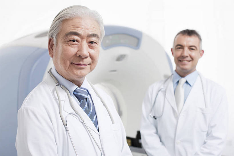 东方人,西方人,成年人,中年人,老年人,四个人,医生,办公室,医院,笑,微笑,露齿笑,横图,x光片,室内,正面,工作服,制服,快乐,幸福,成功,合作,团队,信心,机器,技术,北京,欧洲,中国,欧洲人,亚洲,正装,检查,工作,辐射,科学,医学,器材,放射,注视,设备,现代,白色,听诊器,医疗用品,观察,看,站着,医护人员,医疗人员,职业,机械,亲密,服务,摄影,观看,技巧,支撑,权威,体检,察看,医疗,医疗设备,卫生,科学技术,x射线,享乐,成就,关注,努力,肖像,手艺,医疗器械,x光,核磁共振,医疗工具,合伙,挑战,拜访,东亚,核磁共振成像,实验服,陪同,CAT扫描仪,MRI扫描仪,可靠,磁共振成像,核磁共振技术,工作制服,责任,无线电波,贡献,技能,技艺,陪伴,检测工具,团结,信任,老年男性,男人,男性,女人,女性,中年女性,白种人,亚洲人,中国人,大夫,半身,彩图,工作套服,欢乐,计算机X射线轴向分层造影扫描仪,计算机轴向断层扫描,平板扫描仪,妙技,院长,电磁波,电磁辐射,本领,PET扫描仪,放射疗法,体格检查,伴随,专家,bj175