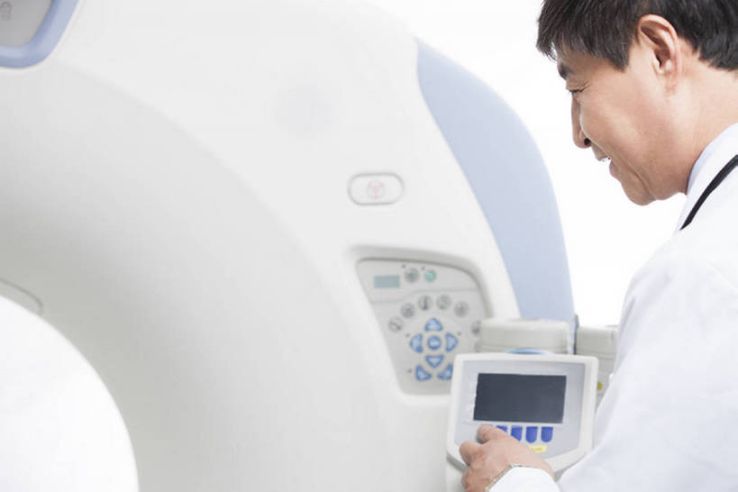 东方人,成年人,中年人,老年人,一个人,医生,办公室,医院,推,笑,微笑,露齿笑,横图,x光片,室内,侧面,工作服,制服,快乐,幸福,骄傲,成功,信心,机器,技术,北京,中国,亚洲,仅一个男性,仅一个人,仅一个中年男性,正装,检查,工作,辐射,科学,医学,器材,放射,设备,现代,白色,按钮,听诊器,医疗用品,站着,医护人员,医疗人员,职业,机械,力量,服务,摄影,查看,技巧,支撑,控制,权威,体检,医疗,医疗设备,卫生,科学技术,操作,x射线,享乐,成就,努力,手艺,医疗器械,x光,核磁共振,医疗工具,挑战,东亚,核磁共振成像,实验服,控制面板,CAT扫描仪,MRI扫描仪,可靠,磁共振成像,核磁共振技术,工作制服,责任,无线电波,贡献,技能,技艺,机件,检测工具,信任,老年男性,男人,男性,中年男性,亚洲人,中国人,大夫,半身,彩图,工作套服,欢乐,计算机X射线轴向分层造影扫描仪,计算机轴向断层扫描,平板扫描仪,妙技,电磁波,电磁辐射,本领,PET扫描仪,放射疗法,体格检查,专家,bj175