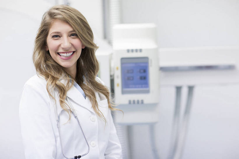 西方人,成年人,中年人,一个人,医生,办公室,医院,笑,微笑,露齿笑,横图,x光片,室内,正面,工作服,制服,快乐,幸福,热情,成功,信心,机器,技术,北京,欧洲,中国,欧洲人,亚洲,仅一个女性,仅一个人,正装,检查,工作,辐射,科学,医学,器材,放射,注视,设备,现代,白色,医疗用品,观察,看,站着,仅一个中年女性,医护人员,医疗人员,职业,机械,力量,服务,摄影,观看,技巧,支撑,权威,体检,察看,检测,医疗,医疗设备,卫生,科学技术,x射线,享乐,成就,关注,努力,肖像,手艺,医疗器械,x光,医疗工具,拜访,东亚,实验服,控制面板,CAT扫描仪,可靠,工作制服,无线电技术,责任,无线电波,贡献,检测器,技能,技艺,检测工具,信任,女人,女性,中年女性,白种人,大夫,半身,彩图,工作套服,欢乐,计算机X射线轴向分层造影扫描仪,计算机轴向断层扫描,妙技,x射线衍射,x射线衍射仪,射线检测器,电磁波,电磁辐射,本领,放射疗法,体格检查,bj175