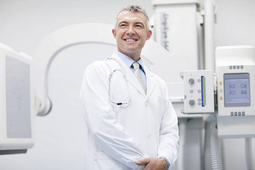 西方人,成年人,中年人,老年人,一个人,医生,办公室,医院,笑,微笑,露齿笑,横图,x光片,室内,正面,工作服,制服,快乐,幸福,成功,信心,机器,技术,北京,欧洲,中国,欧洲人,亚洲,仅一个男性,仅一个人,仅一个中年男性,正装,检查,工作,辐射,科学,医学,器材,放射,设备,现代,白色,医疗用品,站着,医护人员,医疗人员,职业,机械,力量,服务,摄影,技巧,希望,支撑,权威,体检,检测,医疗,医疗设备,卫生,科学技术,x射线,享乐,成就,努力,肖像,手艺,医疗器械,x光,医疗工具,拜访,东亚,实验服,控制面板,CAT扫描仪,可靠,工作制服,无线电技术,责任,无线电波,贡献,检测器,技能,技艺,检测工具,信任,老年男性,男人,男性,中年男性,白种人,大夫,半身,彩图,工作套服,欢乐,计算机X射线轴向分层造影扫描仪,计算机轴向断层扫描,妙技,x射线衍射,x射线衍射仪,射线检测器,电磁波,电磁辐射,本领,放射疗法,体格检查,bj175