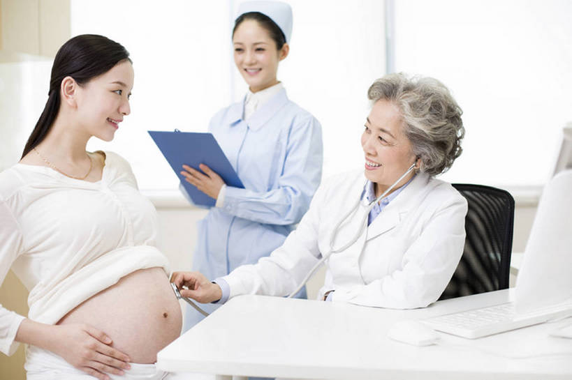 东方人,成年人,中年人,老年人,孕妇,腹部,三个人,医生,病人,医院,笑,微笑,露齿笑,横图,室内,白天,侧面,工作服,制服,快乐,幸福,热情,技术,北京,中国,亚洲,正装,检查,听,休闲装,笔记本,听诊器,医护人员,医疗人员,职业,健康,面对面,怀孕,亲密,摄影,生长,查看,技巧,希望,保护,体检,胎儿,待产,关爱,努力,手艺,妇产科,合伙,东亚,实验服,陪同,妊娠,准妈妈,工作制服,责任,技能,技艺,陪伴,开端,信任,老年女性,年轻女性,女人,女性,中年女性,亚洲人,中国人,年轻人,产妇,大夫,坐着,半身,彩图,工作套服,妙技,病历,病历卡,本领,体格检查,伴随,妇产科医生,诊疗室,bj175