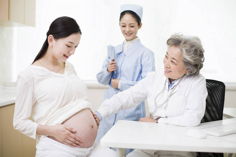 东方人,成年人,中年人,老年人,孕妇,腹部,三个人,医生,病人,医院,笑,微笑,露齿笑,横图,室内,白天,侧面,工作服,制服,快乐,幸福,热情,技术,北京,中国,亚洲,正装,检查,休闲装,笔记本,医护人员,医疗人员,职业,健康,怀孕,亲密,摄影,生长,查看,技巧,希望,保护,体检,胎儿,待产,关爱,努力,手艺,妇产科,合伙,东亚,实验服,爱抚,陪同,妊娠,准妈妈,工作制服,责任,技能,技艺,陪伴,开端,信任,老年女性,年轻女性,女人,女性,中年女性,亚洲人,中国人,年轻人,产妇,大夫,坐着,半身,彩图,工作套服,妙技,病历,病历卡,本领,体格检查,伴随,妇产科医生,诊疗室,bj175