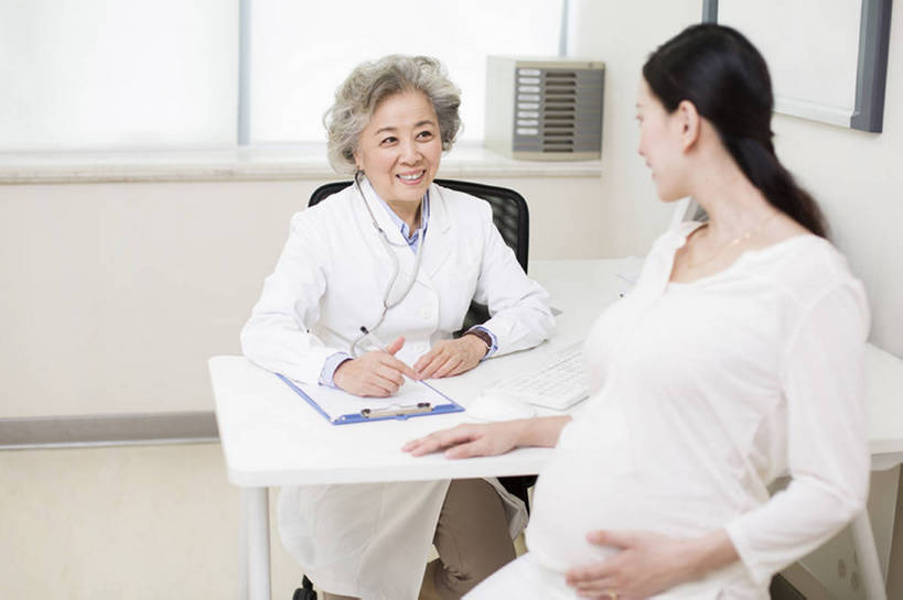 东方人,成年人,中年人,老年人,孕妇,腹部,两个人,医生,病人,医院,笑,微笑,露齿笑,横图,室内,白天,正面,侧面,快乐,幸福,热情,技术,北京,中国,亚洲,正装,检查,休闲装,笔记本,站着,医护人员,医疗人员,职业,健康,面对面,怀孕,亲密,摄影,生长,技巧,希望,保护,体检,胎儿,待产,关爱,努力,手艺,妇产科,合伙,东亚,实验服,陪同,妊娠,准妈妈,责任,技能,技艺,陪伴,开端,信任,老年女性,女人,女性,中年女性,亚洲人,中国人,产妇,大夫,坐着,彩图,建议,妙技,病历,病历卡,本领,体格检查,伴随,妇产科医生,诊疗室,bj175