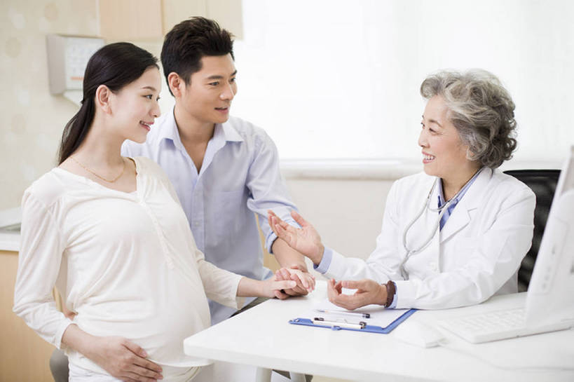 东方人,成年人,中年人,老年人,孕妇,腹部,三个人,丈夫,妻子,医生,病人,医院,笑,微笑,露齿笑,横图,室内,白天,侧面,讨论,快乐,幸福,热情,技术,北京,中国,亚洲,正装,检查,休闲装,笔记本,医护人员,医疗人员,职业,健康,面对面,怀孕,亲密,摄影,生长,技巧,希望,保护,支撑,体检,胎儿,待产,关爱,努力,手艺,妇产科,合伙,东亚,实验服,陪同,妊娠,准妈妈,责任,技能,技艺,陪伴,开端,信任,老年女性,男人,男性,女人,女性,中年男性,中年女性,亚洲人,中国人,情侣,产妇,大夫,沟通,手牵手,说话,坐着,半身,彩图,建议,妙技,病历,病历卡,本领,体格检查,伴随,妇产科医生,诊疗室,bj175