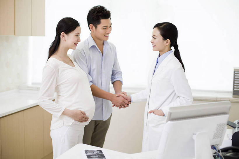 东方人,成年人,中年人,孕妇,腹部,三个人,丈夫,妻子,医生,病人,医院,握手,笑,微笑,露齿笑,横图,室内,白天,侧面,工作服,制服,快乐,感激,幸福,热情,技术,窗户,北京,中国,亚洲,准备,检查,工作,休闲装,现代,站着,医护人员,医疗人员,职业,面对面,怀孕,亲密,服务,摄影,技巧,支撑,体检,胎儿,享乐,待产,关爱,手艺,妇产科,东亚,实验服,陪同,可靠,妊娠,准妈妈,工作制服,责任,技能,技艺,陪伴,开端,信任,男人,男性,女人,女性,中年男性,中年女性,亚洲人,中国人,情侣,产妇,大夫,沟通,两手抄兜,说话,彩图,工作套服,欢乐,建议,妙技,本领,好消息,体格检查,伴随,妇产科医生,诊疗室,bj175