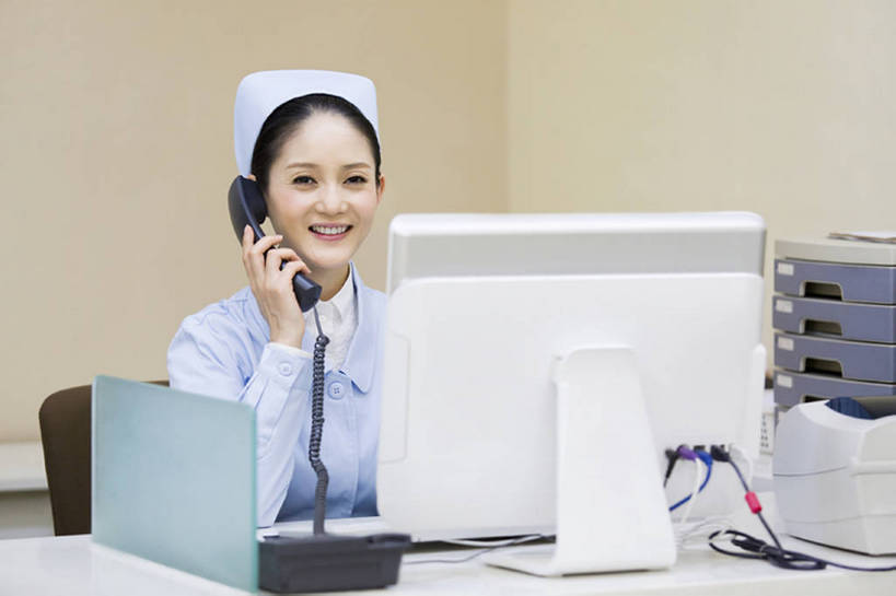 东方人,成年人,一个人,医生,护士,医院,笑,打电话,微笑,露齿笑,横图,室内,白天,正面,制服,快乐,幸福,热情,信心,技术,北京,中国,亚洲,正装,工作,听,话务员,注视,观察,看,医护人员,医疗人员,职业,摄影,观看,技巧,察看,卫生,关爱,关注,肖像,手艺,东亚,技能,技艺,信任,计算机,年轻女性,女人,女性,亚洲人,中国人,年轻人,大夫,电话机,沟通,说话,坐着,半身,彩图,建议,妙技,本领,bj175