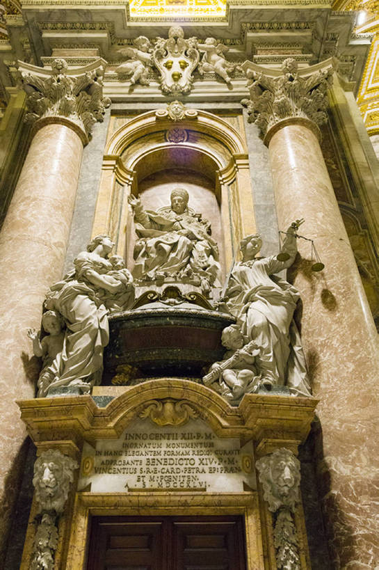 无人,教堂,竖图,室内,白天,仰视,旅游,度假,名胜古迹,标志建筑,地标,建筑,雕塑,欧洲,艺术,装饰,雕像,建筑群,圣彼得大教堂,古典,历史,娱乐,建设,传统,风景,享受,休闲,放松,摄影,宗教,旧的,华贵,古典风格,远古,欧洲文化,梵蒂冈城,古代文明,灵性,式样,彩图,低角度拍摄,旅行,大教堂,传统文化,建筑结构,bj175