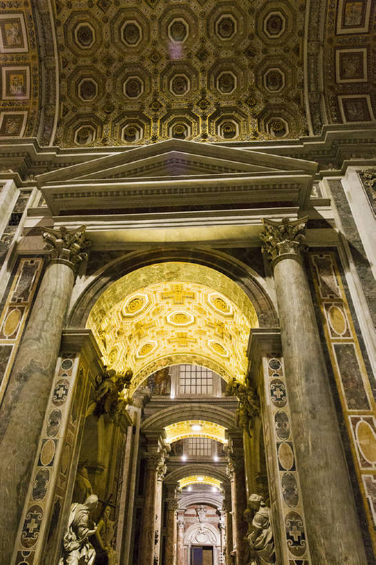 无人,教堂,竖图,室内,仰视,旅游,度假,名胜古迹,天花板,标志建筑,地标,建筑,雕塑,欧洲,艺术,装饰,雕像,屋顶,建筑群,圣彼得大教堂,古典,历史,娱乐,建设,传统,风景,享受,休闲,放松,摄影,宗教,照亮,旧的,华贵,古典风格,远古,欧洲文化,梵蒂冈城,古代文明,灵性,式样,彩图,低角度拍摄,旅行,大教堂,金子,传统文化,建筑结构,bj175