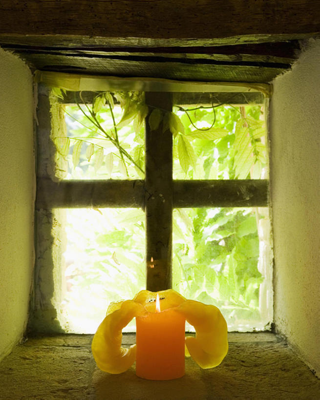 无人,竖图,室内,特写,白天,窗户,蜡烛,玻璃,意大利,欧洲,火焰,窗台,树,树叶,摄影,宁静,南欧,意大利共和国,首府,翁布里亚,翁布里亚大区,佩鲁贾,彩图,斯波莱托,bj175