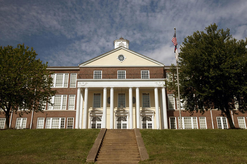 无人,学校,教学楼,横图,室外,白天,草坪,建筑,旗帜,美国,圆柱,教育,校园,台阶,草,树,蓝色,绿色,天空,教室,美国国旗,摄影,建造,北美,前门,古典风格,彩图,教学大楼,小学,建筑结构,bj175