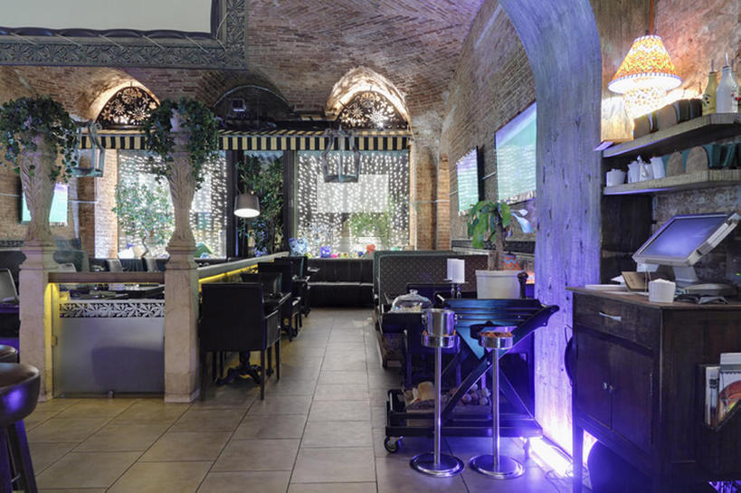 无人,酒吧,横图,室内,白天,家具,桌子,城市,椅子,棍子,走廊,座位,摄影,生活方式,夜总会,古典风格,莫斯科,俄罗斯联邦,休闲活动,彩图,餐馆,建筑结构,bj175