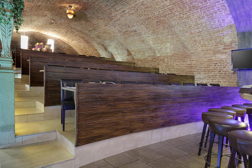 无人,酒吧,横图,室内,城市,一排,整齐,木制,棍子,砖,走廊,座位,排列,摄影,生活方式,照亮,简单,队列,莫斯科,俄罗斯联邦,会堂,休闲活动,彩图,建筑结构,bj175