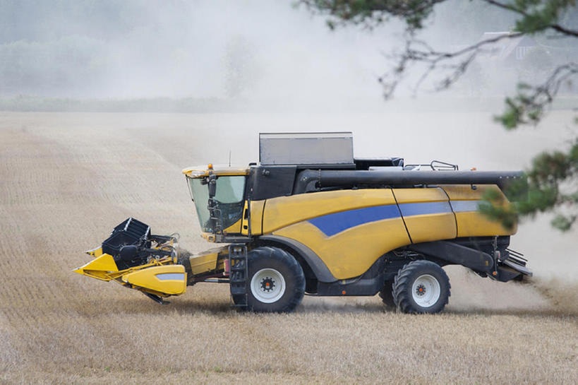 无人,农场,横图,室外,白天,留白,侧面,农业,农作物,小麦,爱沙尼亚,地形,田地,现代,烟,工业,摄影,收获,拖拉机,农具,联合收割机,耕具,彩图,耕地,bj175