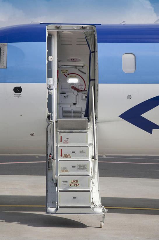 无人,机场,竖图,室外,白天,留白,门,飞机,爱沙尼亚,梯子,台阶,运输,摄影,刨子,彩图,旅行,紧急出口,bj175