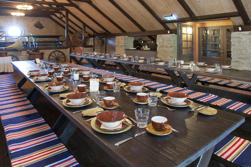 无人,横图,室内,桌子,餐具,椅子,玻璃,爱沙尼亚,一排,整齐,饭厅,排列,装饰物,摄影,照亮,队列,小卖部,彩图,餐馆,建筑结构,bj175