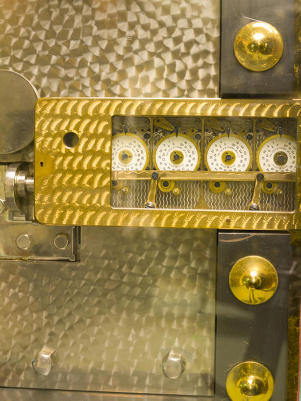 无人,银行,竖图,室内,商务,安全,门,美国,钢铁,金属,拱门,门口,防护,锁,保险箱,金融,理财,摄影,建造,经济,保护,定时器,保险,存款,流通,贸易,伊利诺斯州,芝加哥市,保全,周全,安稳,安定,平安,彩图,号码锁,安防系统,安全设备,bj175