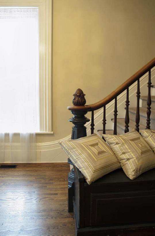 无人,竖图,室内,建材,窗户,地板,家具,楼梯,建筑,酒店,加拿大,材料,木板,木材,阶梯,地面,古典,木地板,台阶,座位,木柴,枕头,摄影,建造,木料,北美,古典风格,软垫,硬木,安大略湖,彩图,建筑结构,bj175