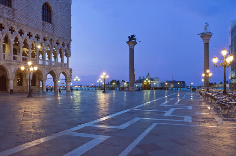 无人,广场,横图,室外,夜晚,旅游,度假,石头,名胜古迹,标志建筑,城市,地标,建筑,路灯,意大利,欧洲,威尼斯,遗迹,石子,圆柱,黎明,古典,古迹,文物,娱乐,建设,古建筑,天空,享受,休闲,旅游胜地,放松,摄影,照亮,都市风光,南欧,古典风格,古文明,威尼托大区,圣马可大教堂,圣马可广场,石块,岩石,彩图,旅行,bj175