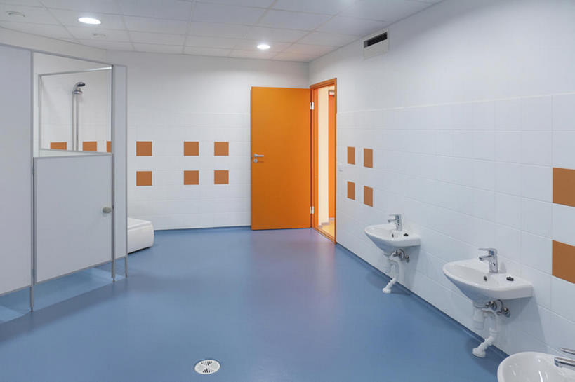 无人,横图,室内,浴室,欧洲,爱沙尼亚,一排,淋浴,整齐,洗手池,干净,现代,排列,摄影,照亮,卫生,队列,淋浴头,东欧,厕所,彩图,当代,公共浴室,bj175