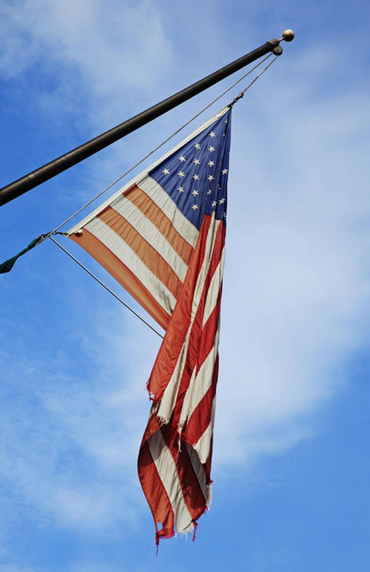 无人,竖图,室外,白天,留白,旗帜,国旗,美国,破坏,破损,蓝色,蓝天,天空,美国国旗,摄影,损坏,美国文化,西雅图,爱国主义,彩图,bj175