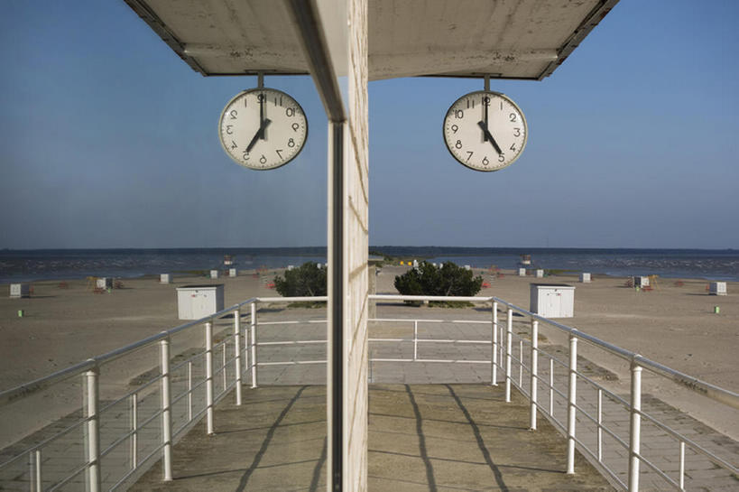 无人,栏杆,横图,室外,白天,海洋,欧洲,爱沙尼亚,时间,反射,器材,沙子,亭子,海岸线,建筑物,蓝色,蓝天,天空,摄影,建造,亭台楼阁,钟,海滩,彩图,小屋,售货亭,建筑结构,bj175