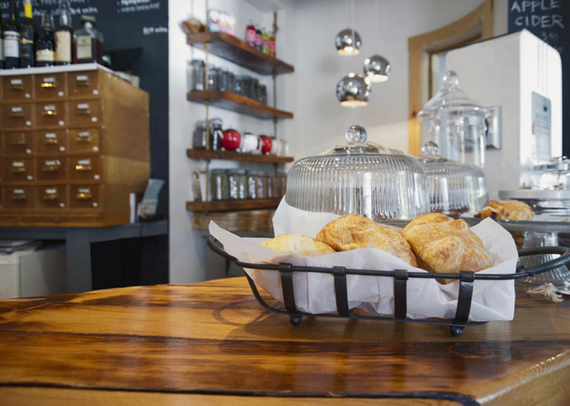 面包,无人,横图,室内,餐桌,家具,桌子,椅子,加拿大,装饰,食品,饮品,小吃,座位,食物,饮料,装饰物,甜食,摄影,收银台,北美,风格,膳食,可口,美洲,适口,安大略湖,设计,彩图,餐馆,咖啡馆,新月面包,bj175