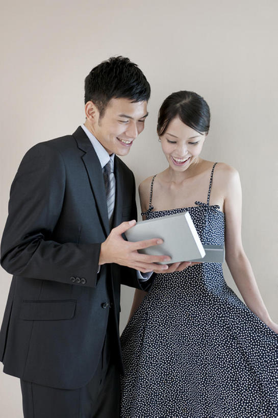 东方人,两个人,夫妻,家,笑,微笑,露齿笑,竖图,室内,白天,正面,爱情,快乐,幸福,礼物,台湾,中国,亚洲,套装,庆祝,公寓,领带,浪漫,拿着,首饰盒,盒子,恩爱,恋人,摄影,生活方式,生日礼物,东亚,陪同,台北,陪伴,异性恋,男人,男性,年轻男性,年轻女性,女人,女性,亚洲人,中国人,年轻人,夫妇,情侣,彩图,爱,深情,给予,伴侣,伴随,bj175