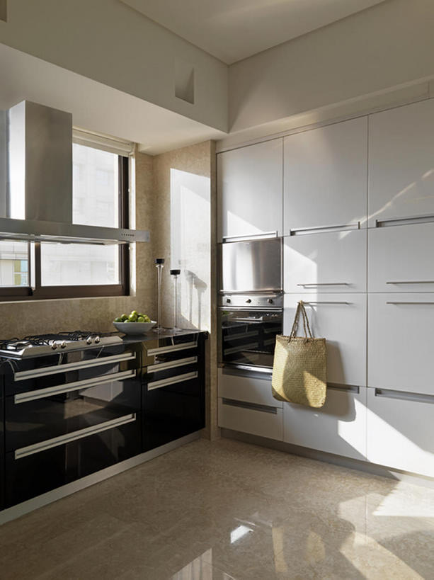 无人,家庭,竖图,室内,奢侈,时尚,厨房,窗户,柜子,桌子,水果,中国,亚洲,一排,整齐,包,烤炉,灶台,公寓,豪华,干净,现代,布置,排列,装饰物,碗,温暖,温馨,一家人,财富,摄影,电灯,华丽,样板房,和睦,高雅,简单,队列,华贵,抽油烟机,东亚,富丽,华美,设计,烹调用具,彩图,融洽,华侈,奢华,上层阶级,bj175