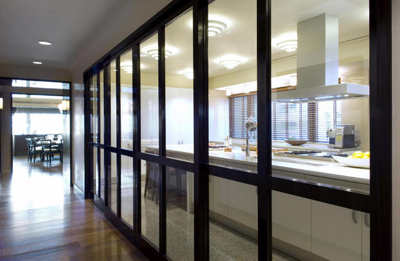 无人,家庭,横图,室内,吃饭,奢侈,时尚,厨房,窗户,柜子,门,桌子,椅子,中国,亚洲,一排,整齐,百叶窗,饭厅,灶台,公寓,豪华,干净,现代,布置,饮食,架子,灯,排列,装饰物,打开,温暖,温馨,一家人,财富,摄影,电灯,华丽,样板房,照亮,和睦,高雅,简单,开启,队列,华贵,抽油烟机,东亚,富丽,华美,设计,烹调用具,彩图,融洽,华侈,奢华,上层阶级,bj175