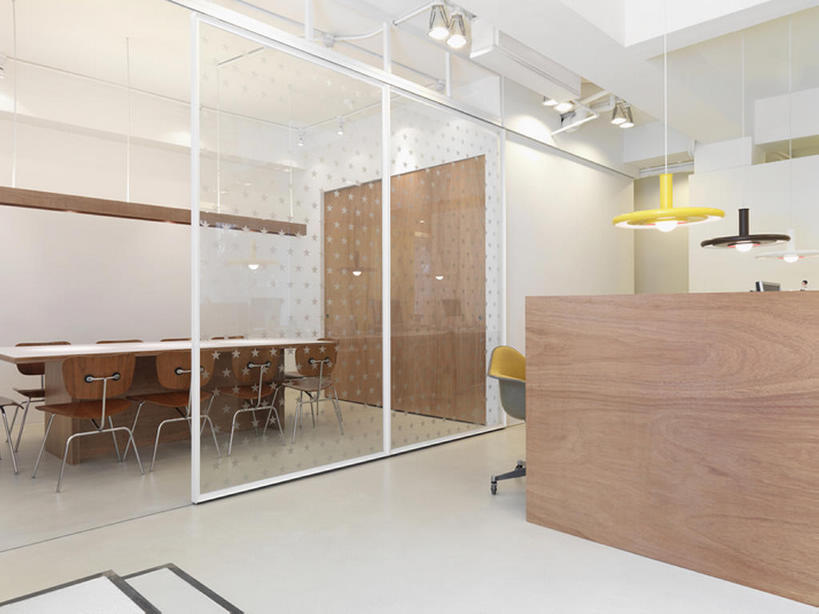 无人,办公室,会议室,横图,室内,时尚,家具,屏风,建筑,椅子,一排,吊挂,拉门,悬挂,整齐,木制,会议桌,挂,干净,现代,书桌,吊灯,建筑物,排列,灯具,摄影,协调,办公椅,照亮,住房,遮挡,风格,照明设备,队列,隔间,分隔,美化,设计,彩图,当代,bj175