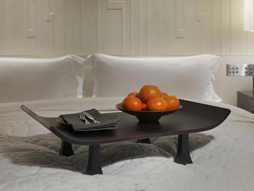 无人,家,横图,室内,白天,床,卧室,酒店,水果,一排,整齐,叉,房屋,双人床,营养,餐盘,干净,现代,饮食,排列,枕头,摄影,有机食品,住房,风格,队列,房地产,桔子,彩图,客房服务,bj175