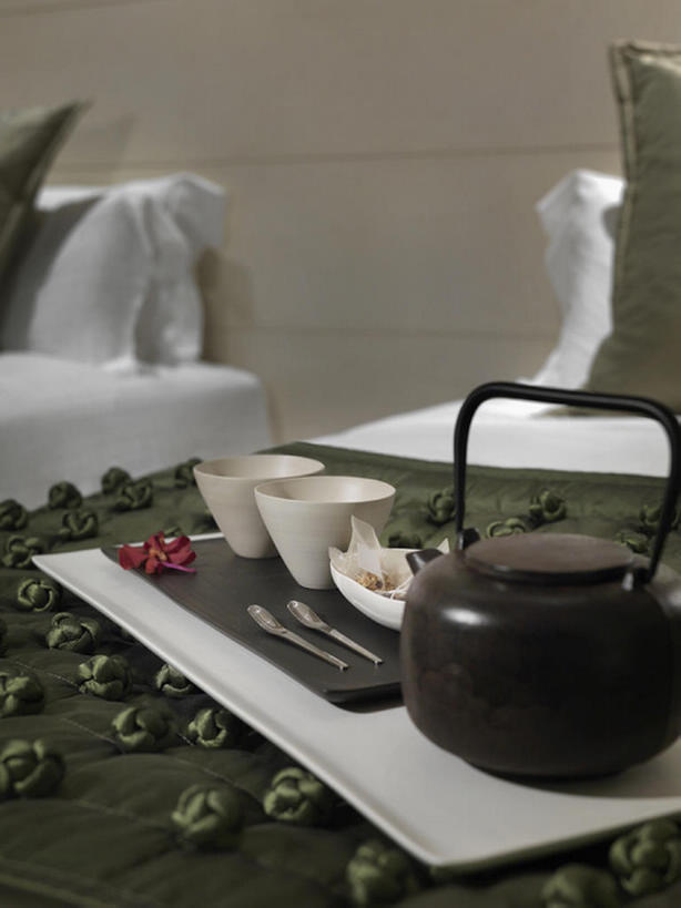 无人,家,竖图,室内,特写,白天,茶,卧室,酒店,一排,整齐,壶,房屋,餐盘,干净,现代,饮食,饮料,排列,绿色,茶壶,碗,枕头,放松,摄影,住房,风格,早晨,队列,房地产,彩图,客房服务,bj175