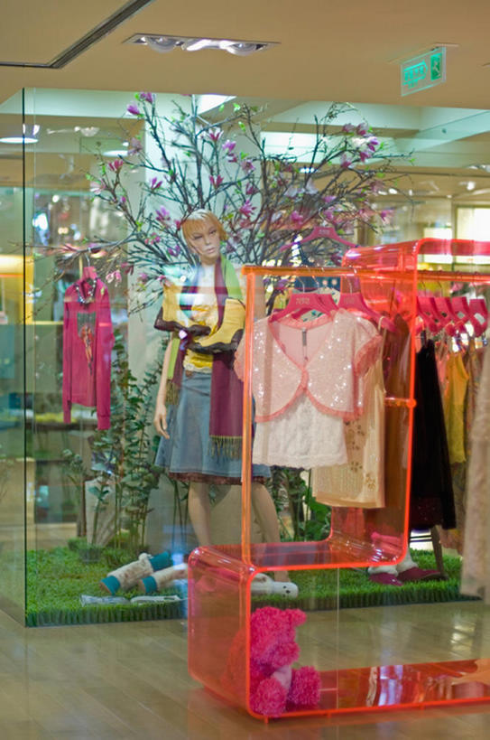 无人,商店,竖图,室内,商务,时尚,消费,窗户,落地窗,城市,橱窗,建筑,玻璃,装饰,商品,干净,现代,布置,玻璃窗,建筑物,衣服,绿色,装饰物,零售,摄影,多样,风格,服装店,百货公司,时装模特,玻璃橱窗,设计,彩图,当代,bj175