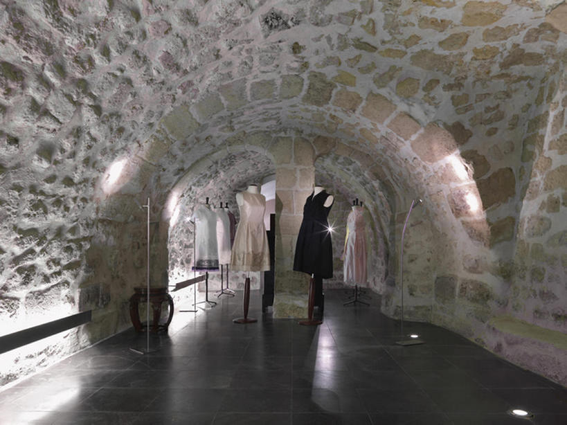 无人,商店,横图,室内,商务,时尚,消费,衣架,一排,整齐,缠绕,人造模特,干净,现代,石墙,排列,地下,衣服,零售,摄影,多样,道具,风格,服装店,队列,选择,服装模特,时装模特,模特道具,时装道具,展示道具,服装模特道具,陈列道具,彩图,当代,纺织工业,bj175