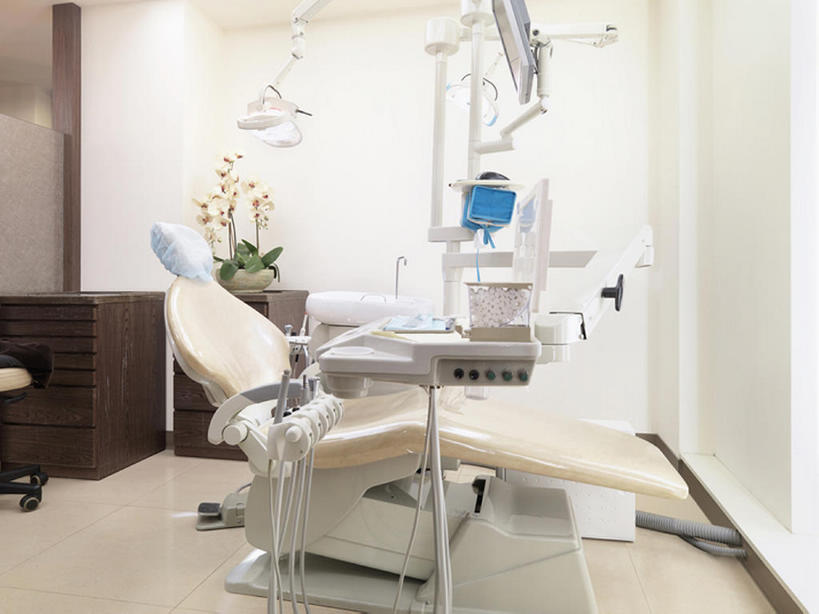 无人,办公室,医院,横图,室内,机器,技术,一排,整齐,医学,工具,器材,干净,设备,现代,建筑物,座位,排列,白色,摄影,医疗,医疗设备,卫生,牙科设备,风格,队列,医疗器械,医疗工具,口腔卫生,医疗机构,检测工具,牙医,彩图,病院,诊所,牙科椅,牙科治疗椅,牙椅,当代,门诊部,考场,口腔医学,诊疗室,bj175