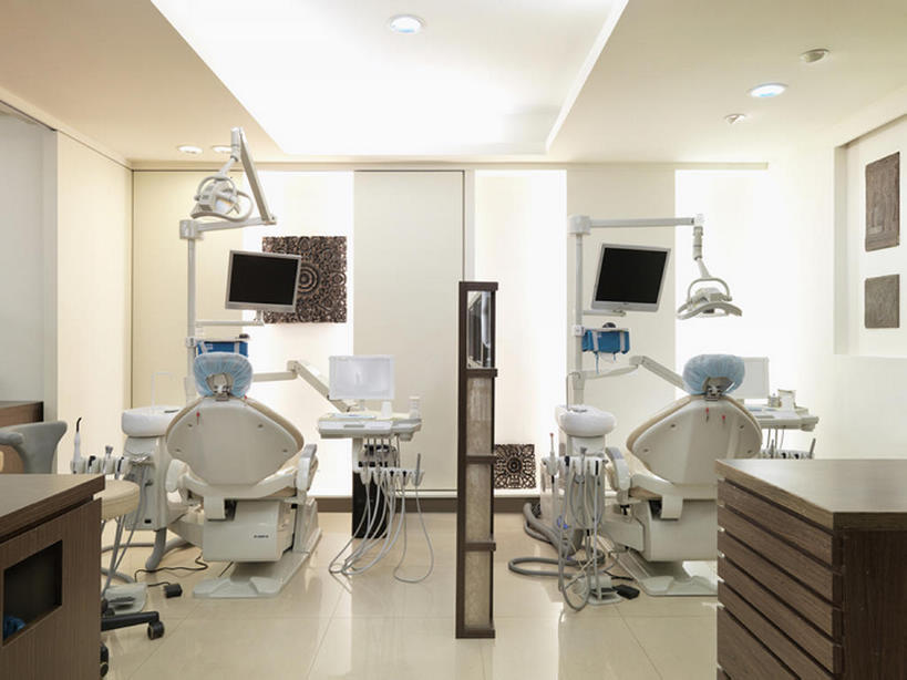 无人,办公室,医院,横图,室内,机器,技术,建筑,一排,整齐,医学,工具,器材,干净,设备,现代,建筑物,座位,排列,白色,摄影,医疗,医疗设备,卫生,牙科设备,风格,队列,医疗器械,医疗工具,口腔卫生,医疗机构,检测工具,牙医,彩图,病院,诊所,牙科椅,牙科治疗椅,牙椅,当代,门诊部,考场,口腔医学,诊疗室,bj175