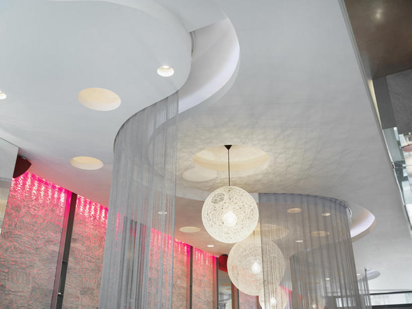 无人,酒吧,横图,室内,仰视,时尚,窗帘,天花板,建筑,酒店,一排,整齐,干净,现代,吊灯,建筑物,排列,装饰物,灯具,球体,摄影,电灯,照亮,起居室,风格,照明设备,队列,房地产,夜总会,设计,彩图,低角度拍摄,当代,细线,bj175