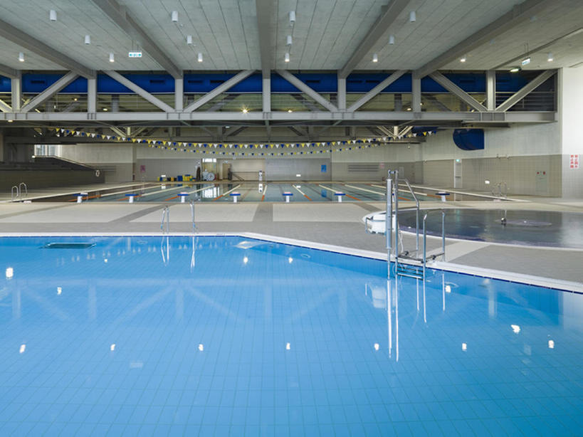 无人,体育馆,健身房,游泳池,运动场,横图,室内,时尚,水,一排,整齐,反射,水池,水面,干净,体育场,现代,泳池,建筑物,排列,蓝色,摄影,照亮,游泳馆,风格,队列,运动馆,设计,彩图,当代,健身俱乐部,bj175