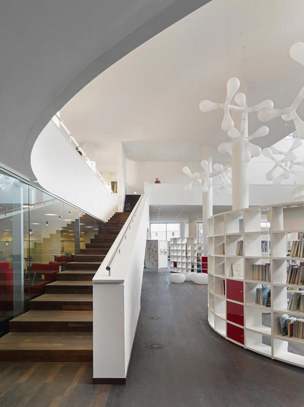 无人,图书馆,竖图,室内,时尚,建材,地板,楼梯,书架,城市,建筑,欧洲,荷兰,一排,整齐,材料,木板,木材,圆柱,走廊,地面,干净,现代,木地板,架子,建筑物,台阶,木柴,排列,白色,休闲,摄影,建造,木料,生活方式,风格,队列,浏览室,收集,阿姆斯特丹,硬木,设计,休闲活动,彩图,书库,图书库,当代,公共图书馆,阅览室,bj175