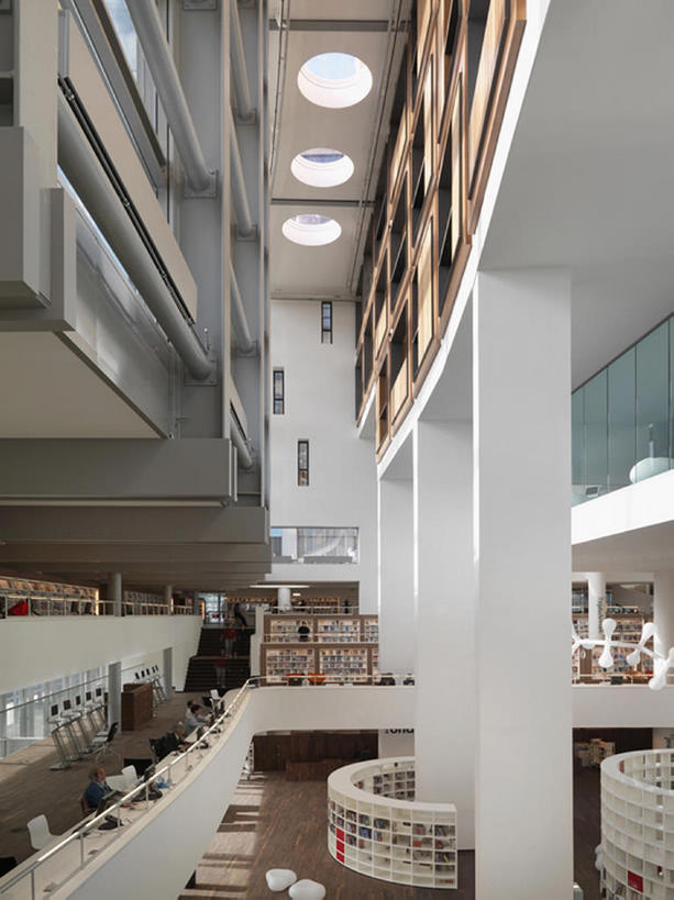 无人,图书馆,竖图,室内,时尚,书架,城市,建筑,欧洲,荷兰,一排,整齐,圆柱,干净,现代,大厅,建筑物,排列,白色,休闲,摄影,生活方式,风格,队列,选择,浏览室,收集,阿姆斯特丹,设计,书,休闲活动,彩图,书库,图书库,当代,公共图书馆,阅览室,bj175