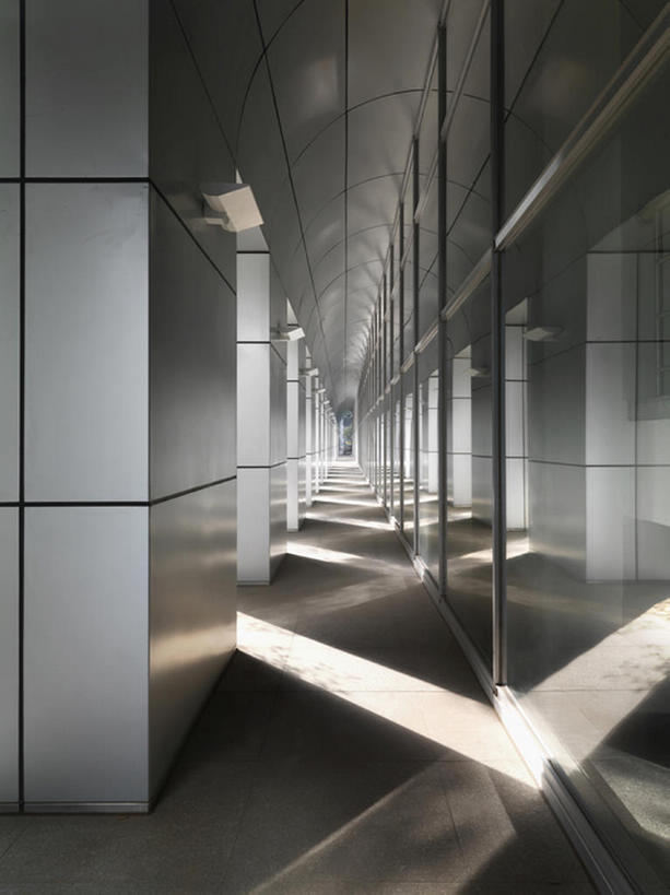 无人,竖图,白天,商务,建筑,商场,日光,一排,整齐,反射,圆柱,直线,走廊,过道,干净,现代,建筑物,排列,摄影,建造,风格,队列,狭窄,设计,彩图,当代,bj175