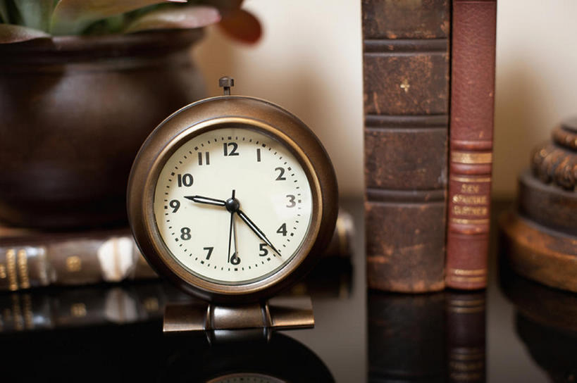 无人,横图,室内,特写,酒店,闹钟,一排,整齐,时间,反射,数字,褐色,排列,摄影,生活方式,高雅,风格,队列,房地产,计时工具,书,钟,彩图,bj175